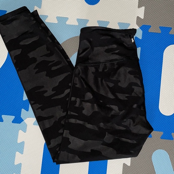 Old Navy Pants - Old navy crop leggings. Medium. Never worn